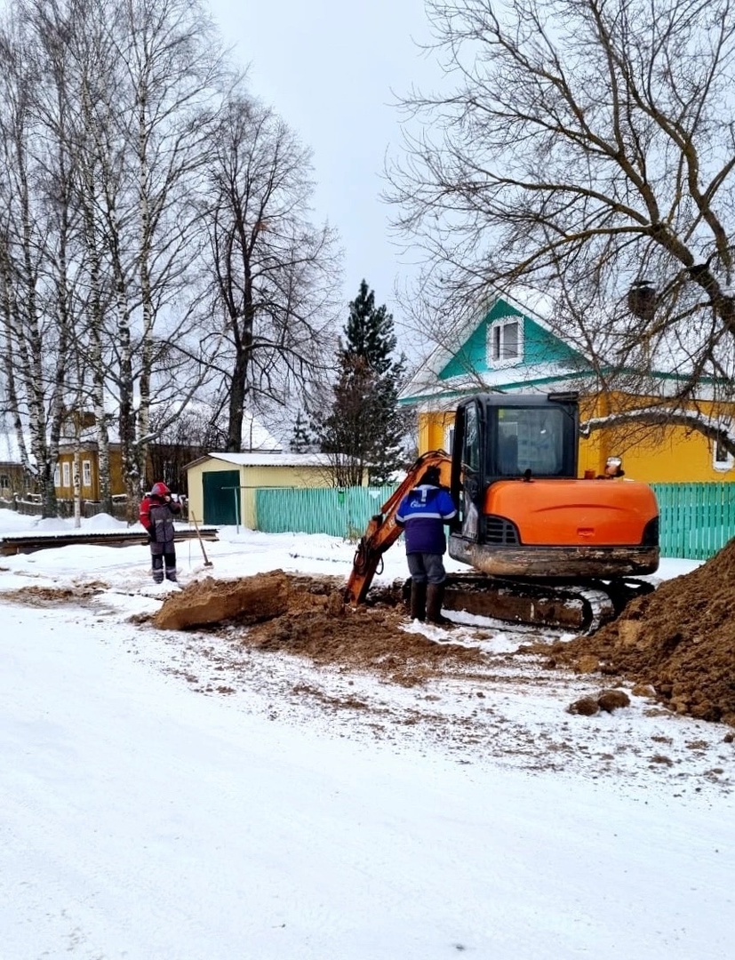 Специалисты ООО «Районный водоканал» продолжают устранять аварию на сетях водоснабжения в поселке Шипицыно.