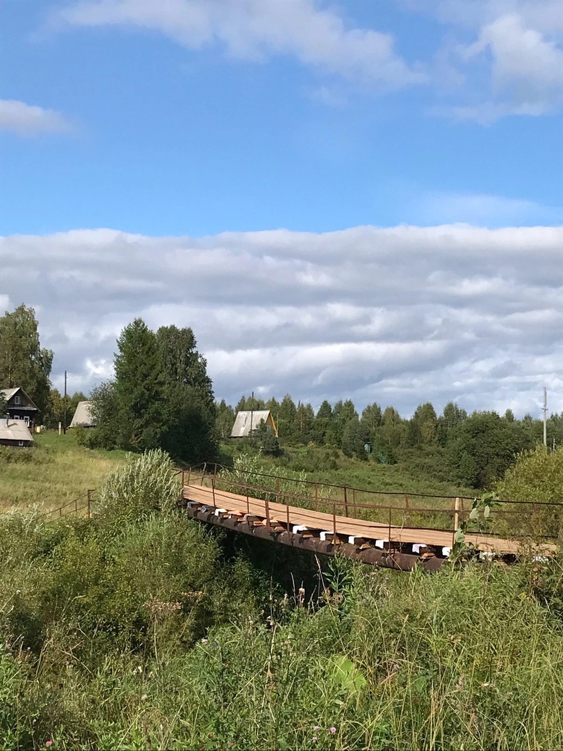 В деревне Шопорово отремонтировали подвесной мост через речку Удима.