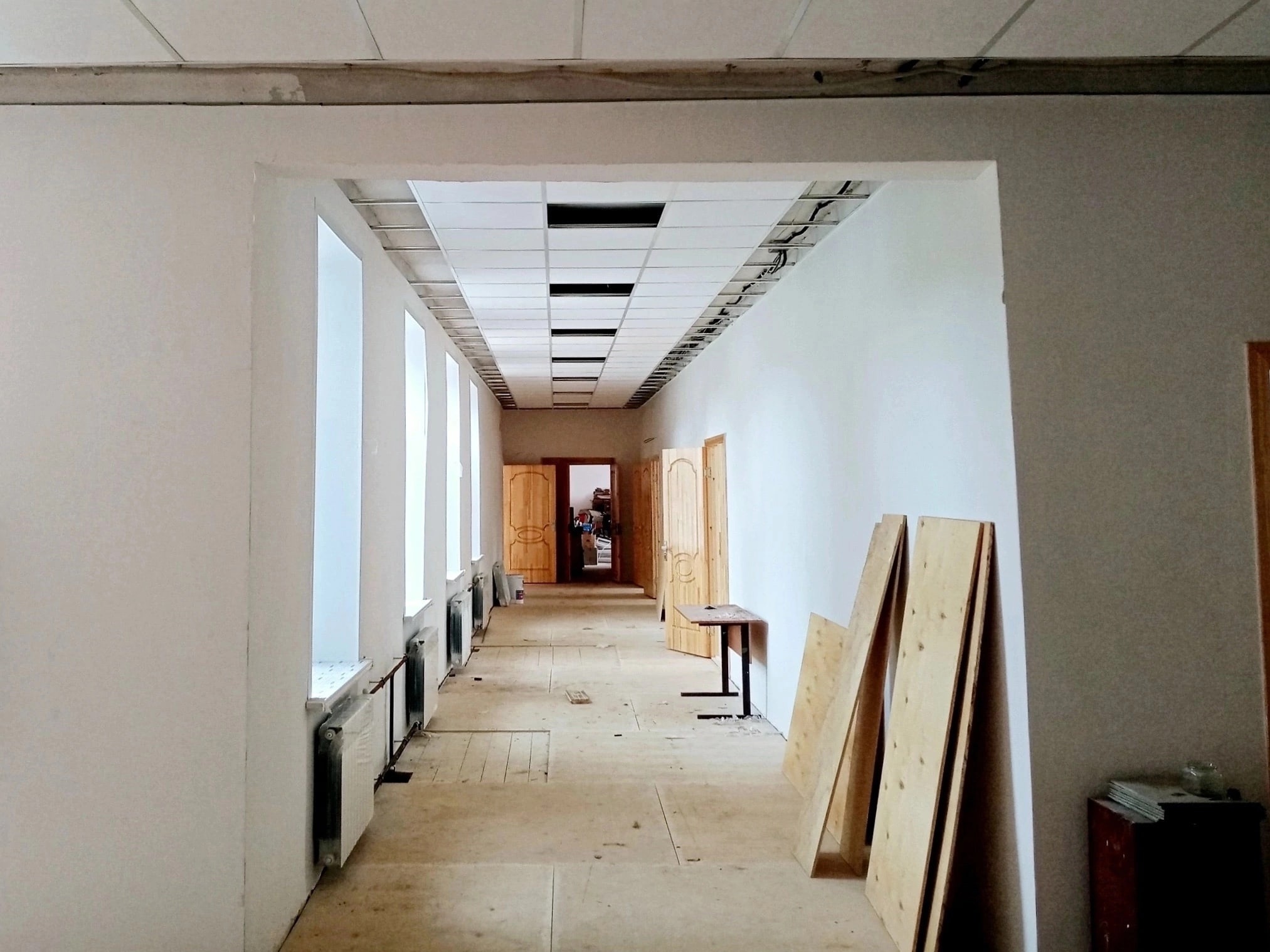 Капитальный ремонт основного здания Приводинской школы продолжается.