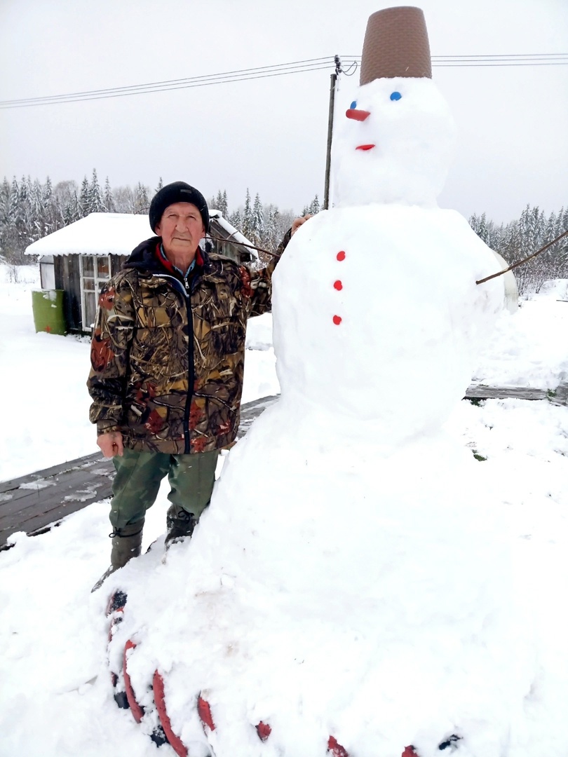 В поселке Ерга &quot;вырос&quot; снеговик-гигант.