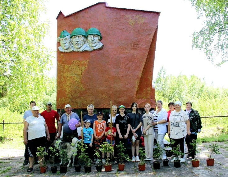 В поселке Харитоново прошла акция "Сад памяти" с участием юных активистов - учеников Харитоновской школы и активных жителей поселка.
