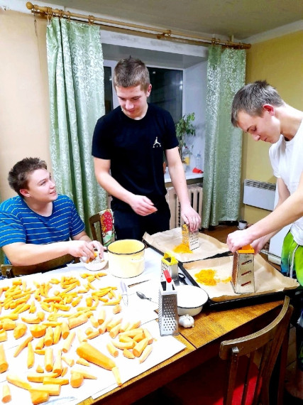 Активисты поселка Шипицыно приняли от приводинцев "эстафету" по изготовлению сухих борщей.