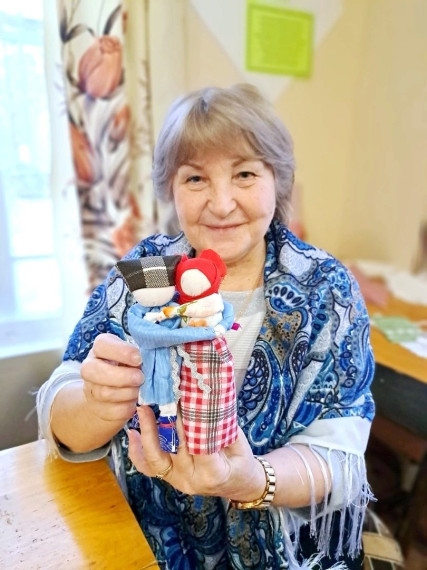 В Курцевской библиотеке для участников клуба "Ветеран" прошло очередное занятие по народной кукле.