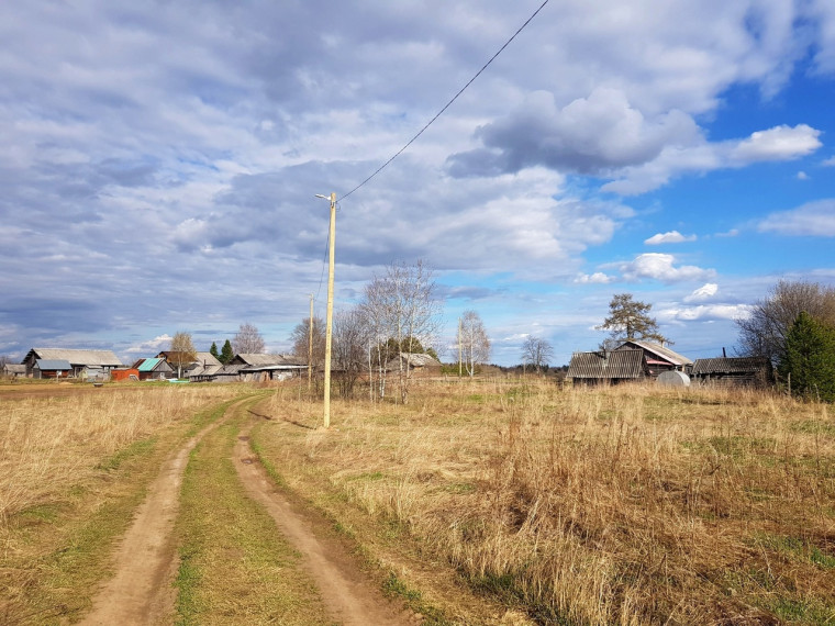 В Котласском муниципальном округе завершены работы по устройству уличного освещения в деревне Заостровье.