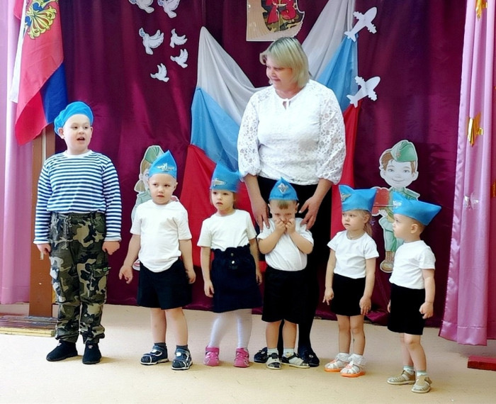 В детском саду "Ёлочка" прошёл смотр строя и песни.
