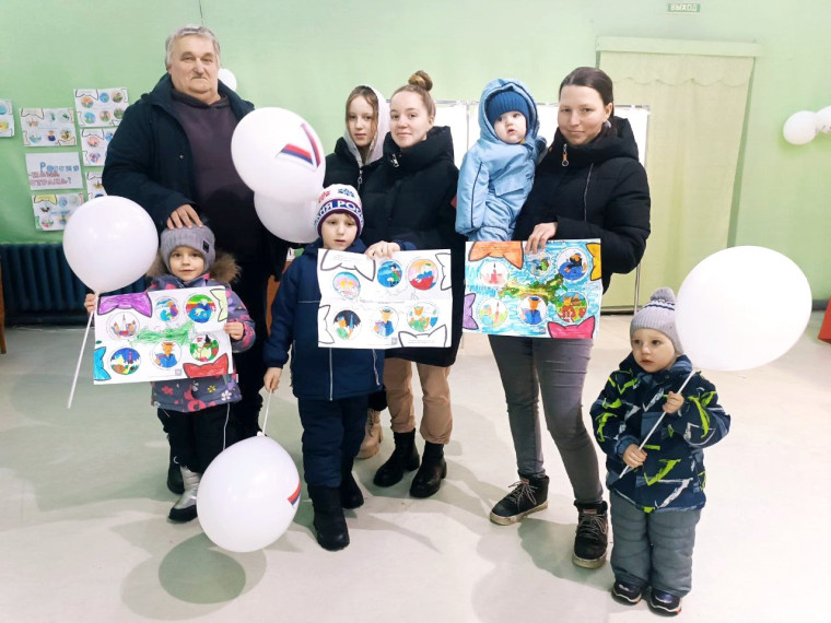 Многодетная семья Николая и Валентины Коломеец из деревни Городище почти полным составом приехала на выборы Президента РФ.