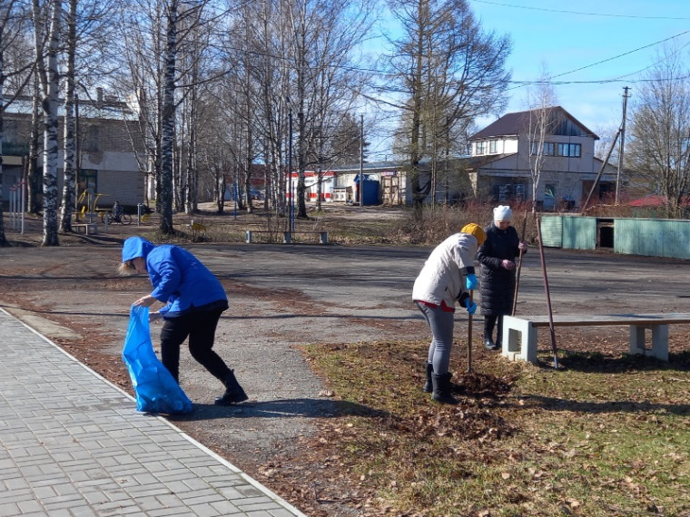 Очередной субботник по уборке общественной территории в парке и у обелиска памяти провели неравнодушные жители п.Шипицыно.