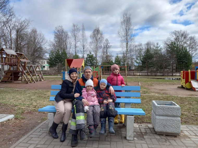 Очередной субботник по уборке общественной территории в парке и у обелиска памяти провели неравнодушные жители п.Шипицыно.
