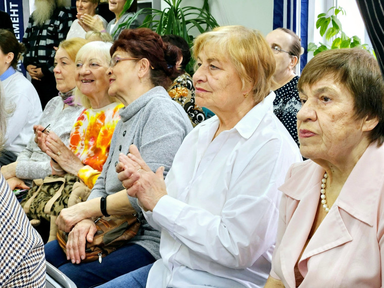 В Международный день семьи в центральной районной библиотеке открылась выставка «Семейные трудовые династии», посвященная году семьи и 100-летию Котласского района.