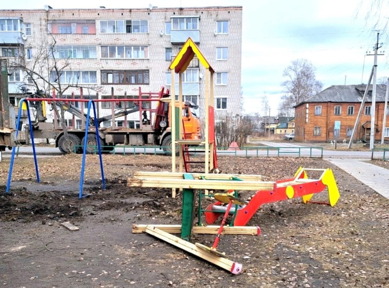 В Сольвычегодске начались работы по благоустройству общественной территории возле Сольвычегодского культурно-досугового центра.