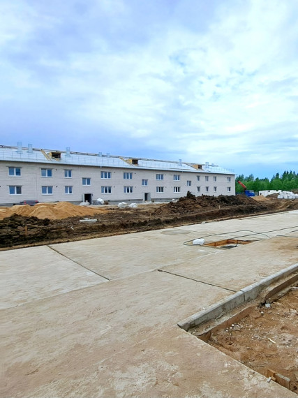 В деревне Окуловка продолжается строительство двух многоквартирных домов для переселенцев из аварийного жилья.