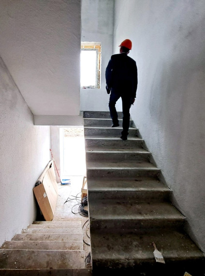 В деревне Окуловка продолжается строительство двух многоквартирных домов для переселенцев из аварийного жилья.