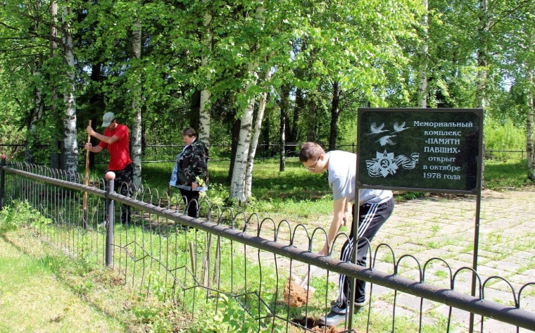 В поселке Харитоново прошла акция &quot;Сад памяти&quot; с участием юных активистов - учеников Харитоновской школы и активных жителей поселка.