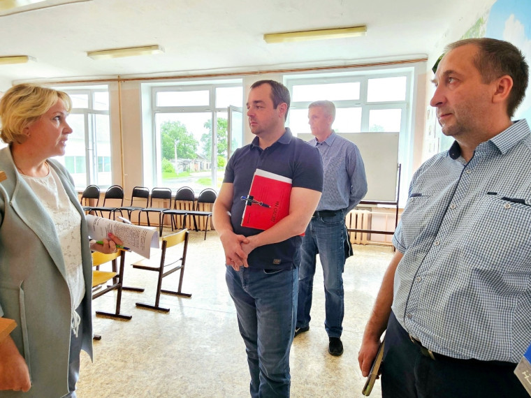 Сегодня с утра глава округа встретилась с представителями подрядной организации, которая займется капитальным ремонтом Шипицынской школы.