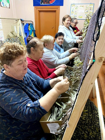 Сольвычегодцы продолжают плетение маскировочных сетей.