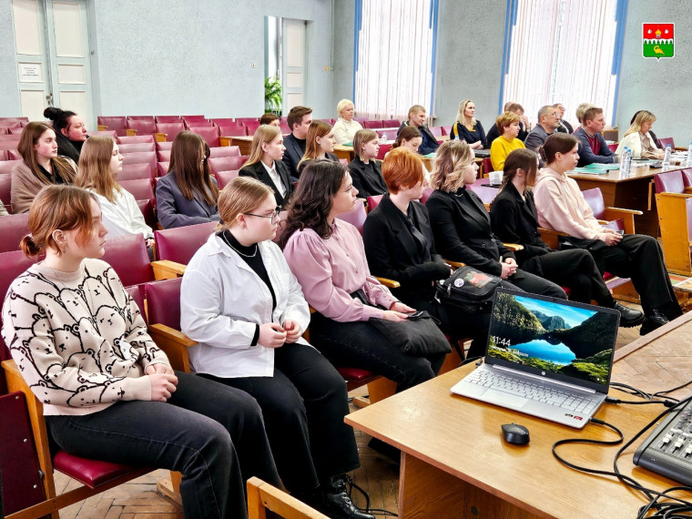 Старшеклассники Приводинской и Шипицынской школ познакомились с работой окружного Собрания депутатов.